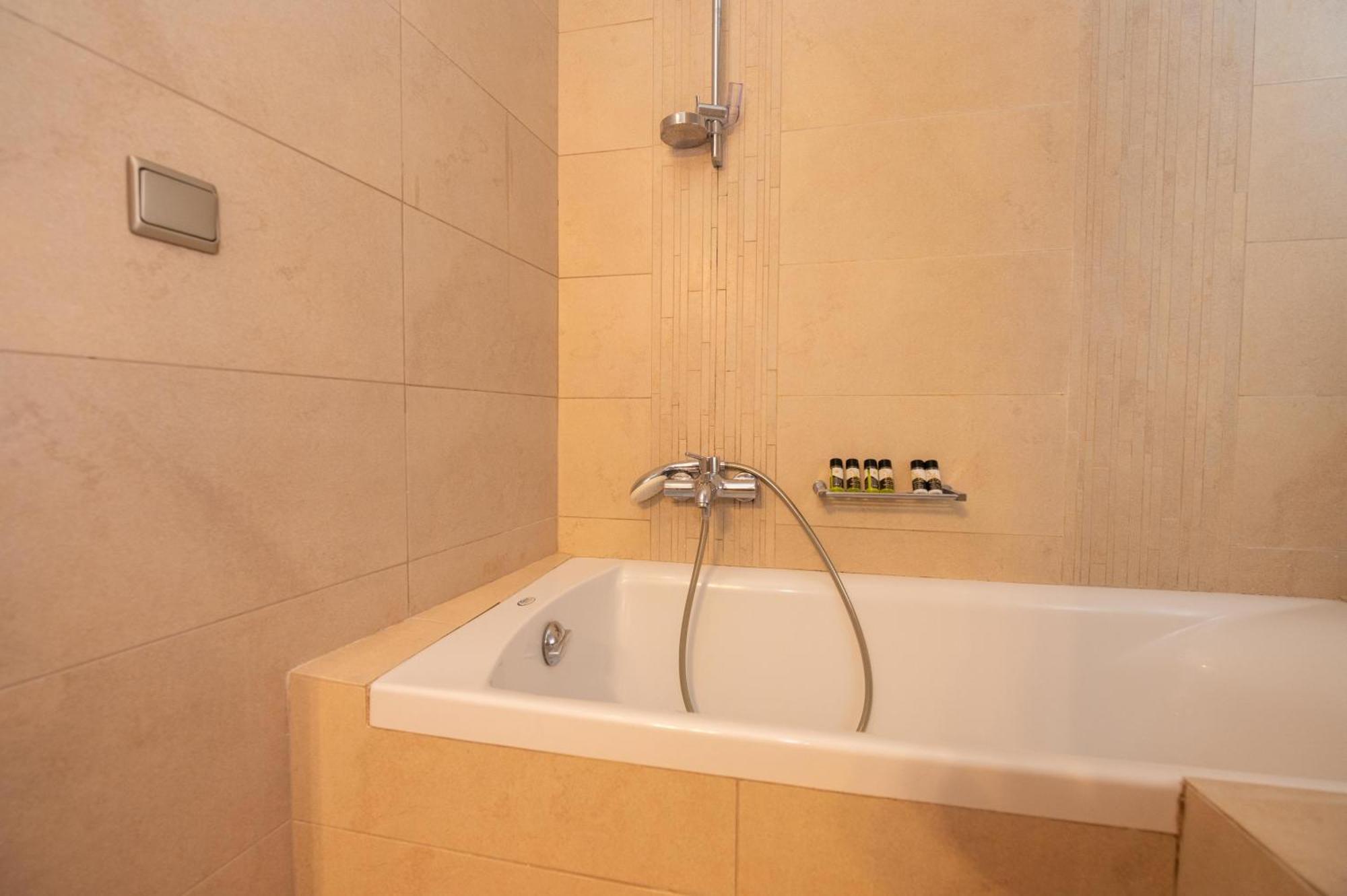 La Boheme Hotel Gythio Buitenkant foto