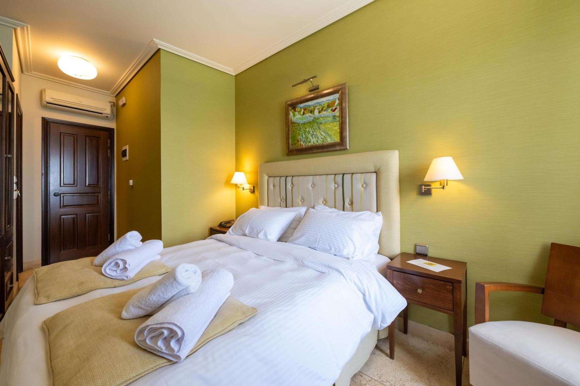 La Boheme Hotel Gythio Buitenkant foto