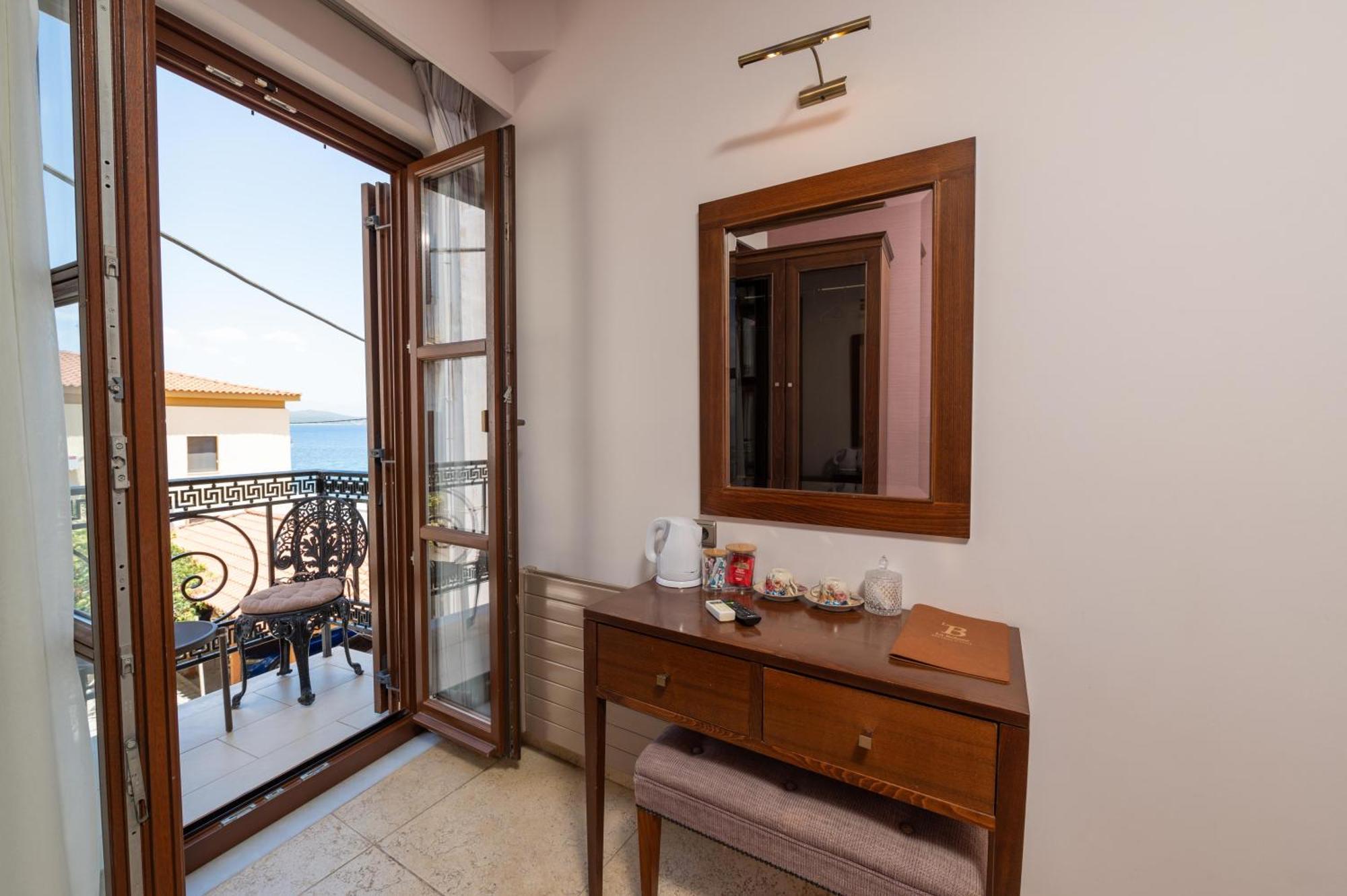 La Boheme Hotel Gythio Buitenkant foto
